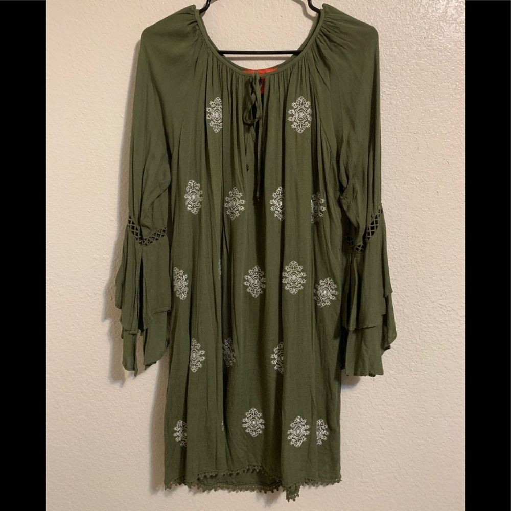 Chelsea & Violet Bell sleeve dress